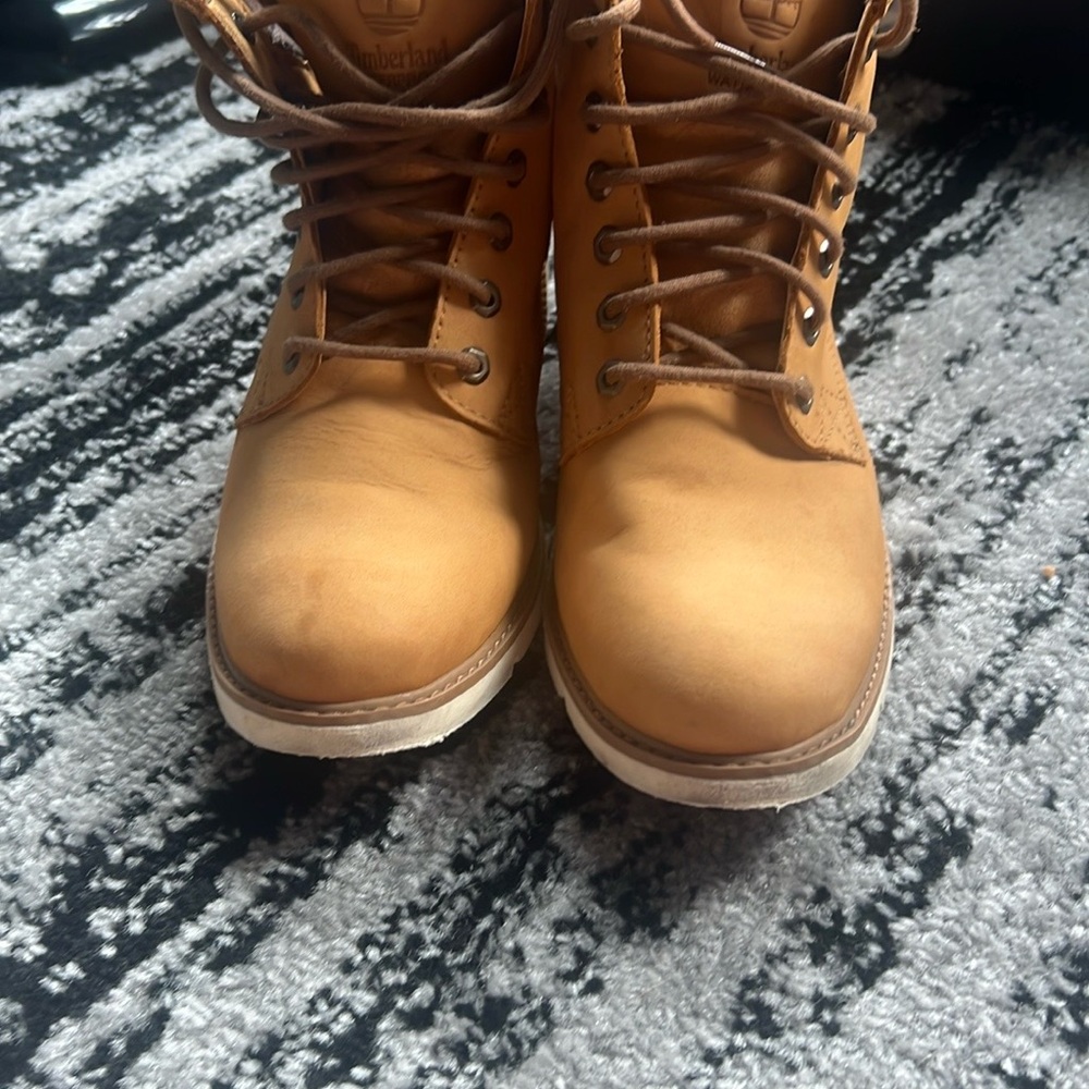 Timberland Tan Boots Durable Ankle-High Design